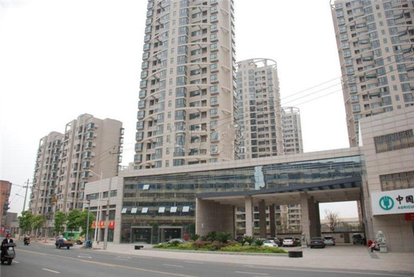 南昌市青云明珠小區(qū)面積18萬(wàn)方（小區(qū)），2017年榮獲南昌市示范小區(qū)榮